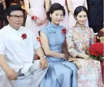 吳奇隆「大2歲丈母娘照曝光」藍色旗袍驚艷眾人,保養得宜「舉手投足盡顯優雅」看不出年齡!