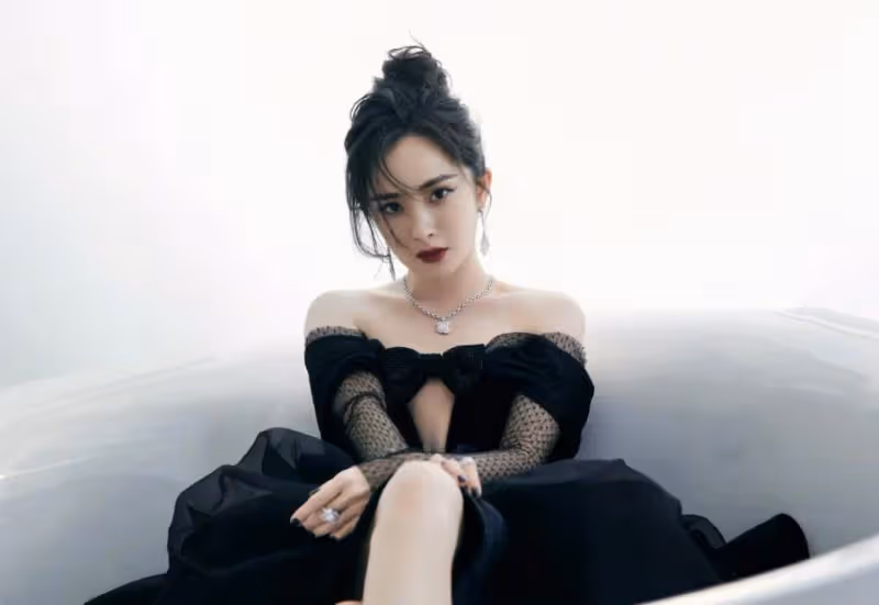 楊冪低胸禮服現身活動！怕走光全程用手遮擋，扭頭躲開[偷.拍]太霸氣，網友：請多一些尊重