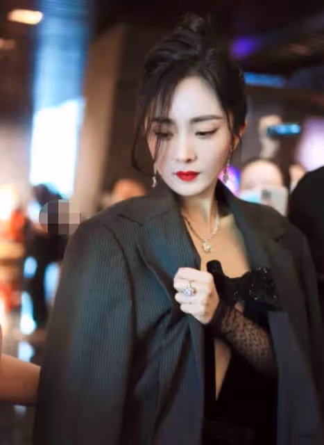 楊冪低胸禮服現身活動！怕走光全程用手遮擋，扭頭躲開[偷.拍]太霸氣，網友：請多一些尊重