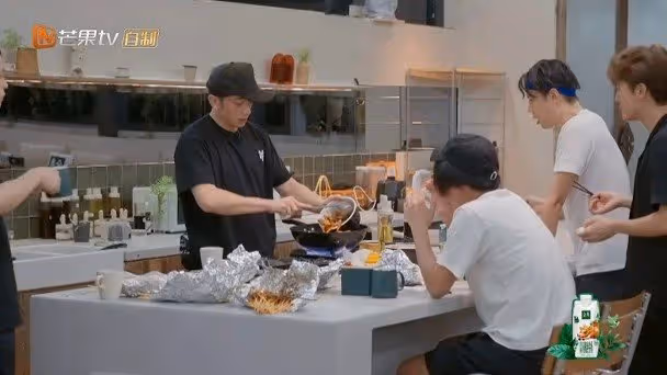 吳卓羲將吃剩蝦蟹打包翻炒　網贊：會做飯男人最帥