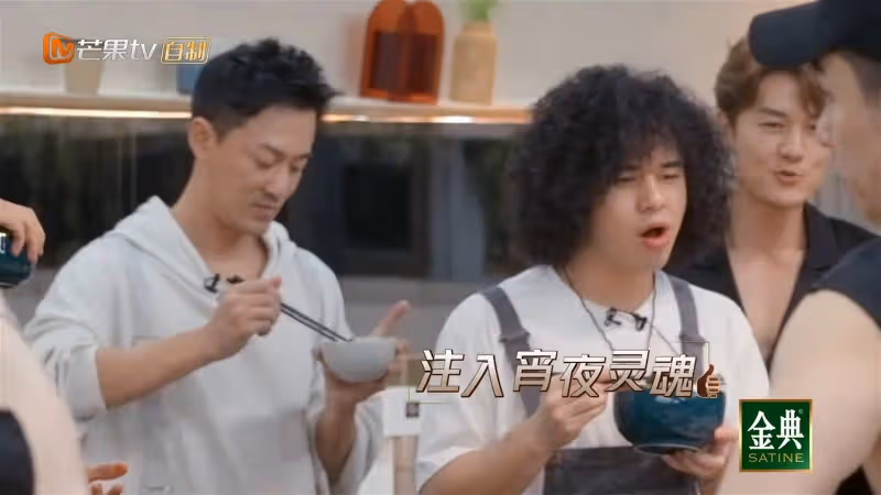 吳卓羲將吃剩蝦蟹打包翻炒　網贊：會做飯男人最帥