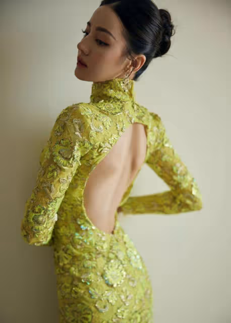 迪麗熱巴露背旗袍秀完美曲線　轉身「絕美蝴蝶骨」驚呆網民