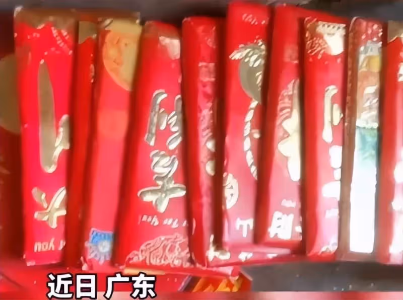 女子整理亡母老屋,意外發現20多個紅包,每個裝5萬,驚覺是我每年給的她才醒悟:原來她需要的不是錢.