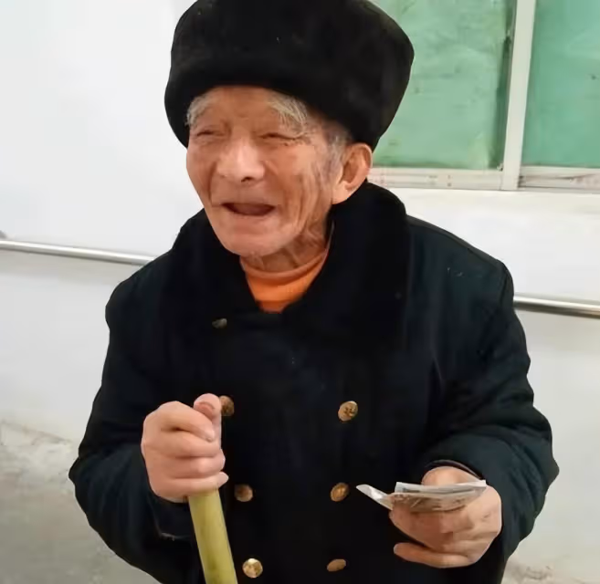 女子整理亡母老屋,意外發現20多個紅包,每個裝5萬,驚覺是我每年給的她才醒悟:原來她需要的不是錢.