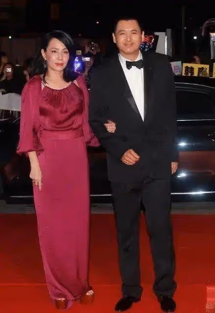 周潤發老婆終於驚艷一回，穿紅色連衣裙配高跟鞋，沖天辮超減齡