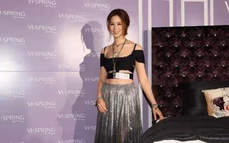 徐子淇真是最敢穿的闊太！「巴掌大」吊帶衣配高開叉裙，意外驚艷