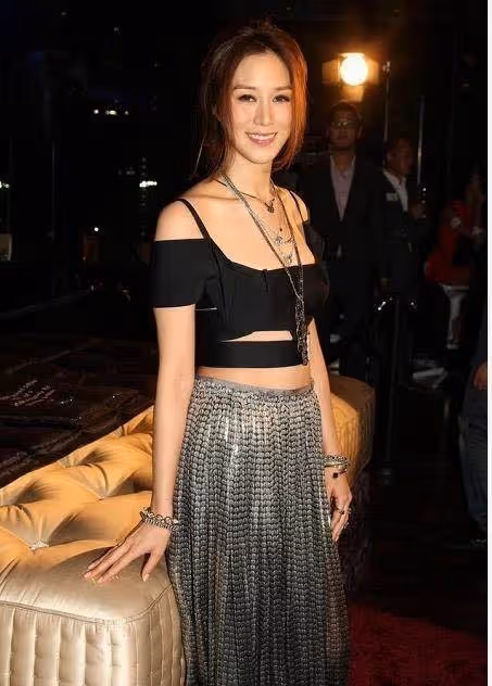 徐子淇真是最敢穿的闊太！「巴掌大」吊帶衣配高開叉裙，意外驚艷