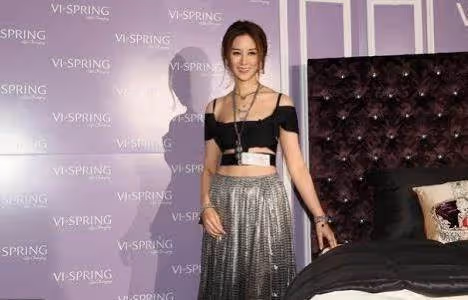 徐子淇真是最敢穿的闊太！「巴掌大」吊帶衣配高開叉裙，意外驚艷