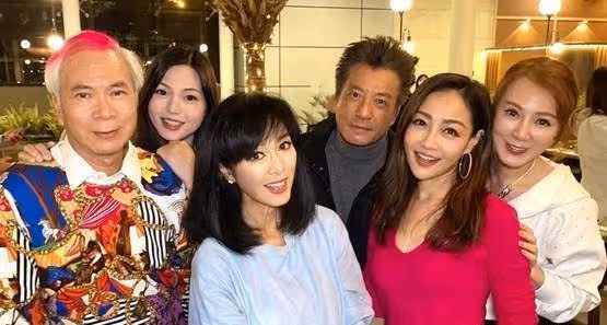 67歲米雪太大膽!穿毛衣喇叭褲出席活動,淡妝對鏡甜笑少女感十足,網友:名副其實的凍齡