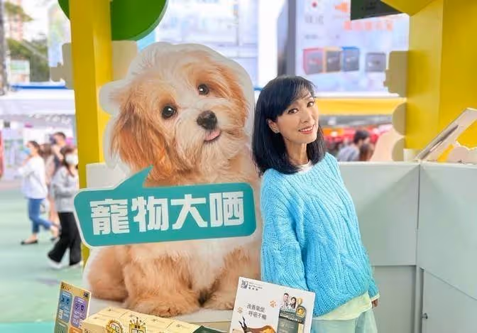 67歲米雪太大膽!穿毛衣喇叭褲出席活動,淡妝對鏡甜笑少女感十足,網友:名副其實的凍齡