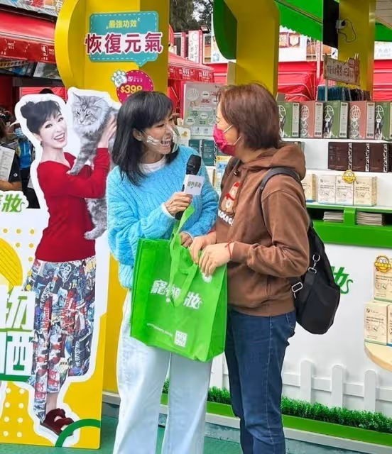 67歲米雪太大膽!穿毛衣喇叭褲出席活動,淡妝對鏡甜笑少女感十足,網友:名副其實的凍齡