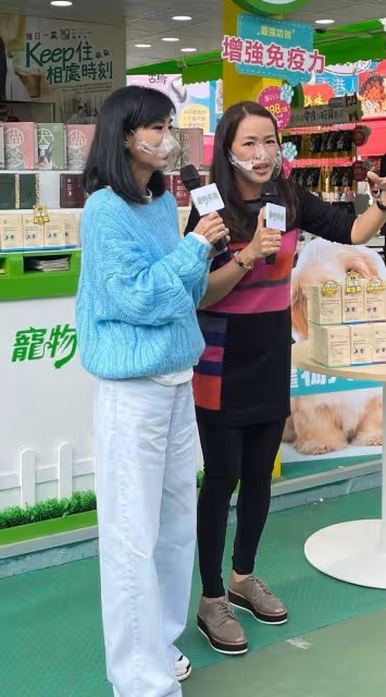 67歲米雪太大膽!穿毛衣喇叭褲出席活動,淡妝對鏡甜笑少女感十足,網友:名副其實的凍齡