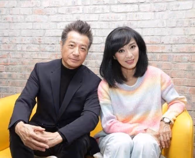 67歲米雪太大膽!穿毛衣喇叭褲出席活動,淡妝對鏡甜笑少女感十足,網友:名副其實的凍齡
