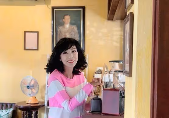 67歲米雪太大膽!穿毛衣喇叭褲出席活動,淡妝對鏡甜笑少女感十足,網友:名副其實的凍齡