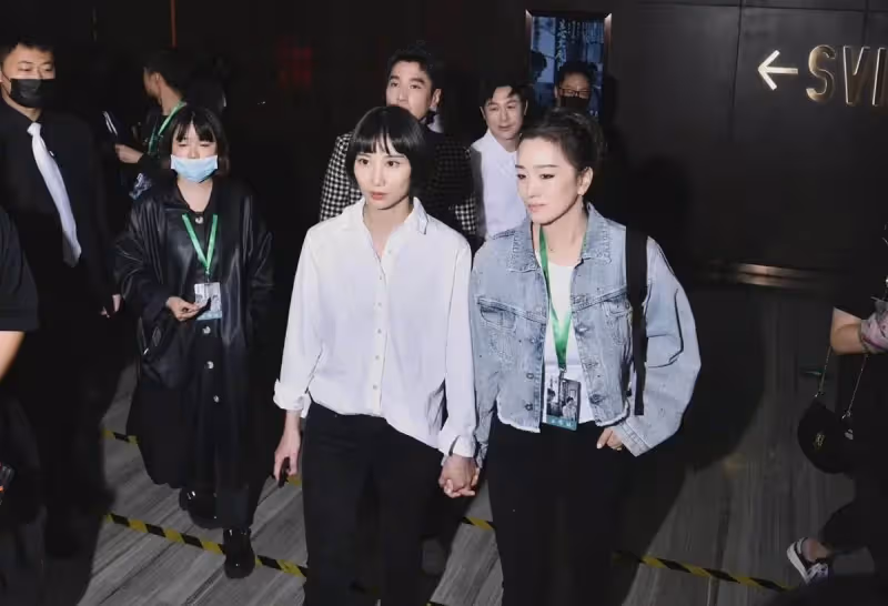 「鞏俐」氣質出眾!牛仔外套凹造型很潮,一雙筷子腿超吸睛,網友:美的很高級