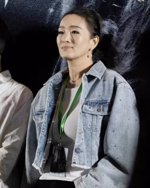 「鞏俐」氣質出眾!牛仔外套凹造型很潮,一雙筷子腿超吸睛,網友:美的很高級