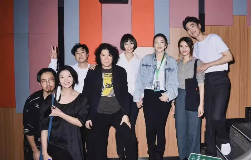 「鞏俐」氣質出眾!牛仔外套凹造型很潮,一雙筷子腿超吸睛,網友:美的很高級