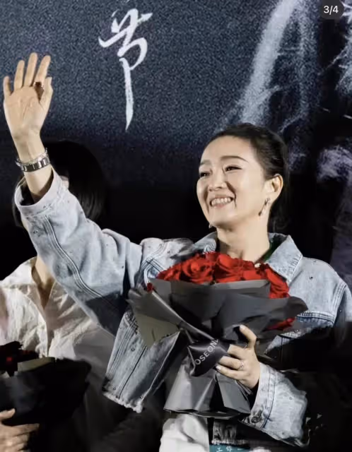 「鞏俐」氣質出眾!牛仔外套凹造型很潮,一雙筷子腿超吸睛,網友:美的很高級