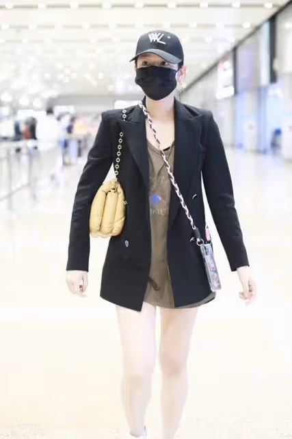 辣媽真敢穿!陳妍希穿西裝秀美腿,膚色白皙容貌依舊少女,圓潤身材玩下衣失蹤性感十足