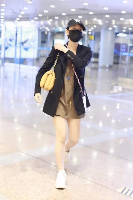 辣媽真敢穿!陳妍希穿西裝秀美腿,膚色白皙容貌依舊少女,圓潤身材玩下衣失蹤性感十足
