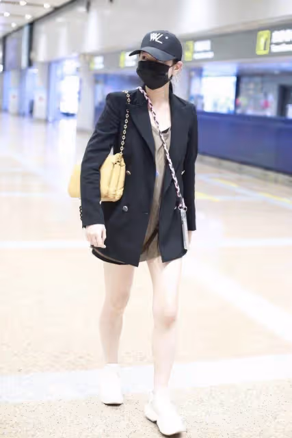 辣媽真敢穿!陳妍希穿西裝秀美腿,膚色白皙容貌依舊少女,圓潤身材玩下衣失蹤性感十足