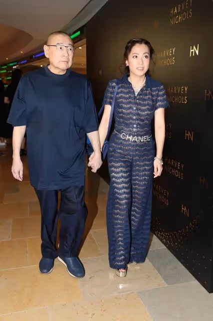 闊太甘比與老公牽手亮相!一襲藍色鏤空連體褲身姿妖嬈,膚色白皙氣質端莊,網友:氣場好強