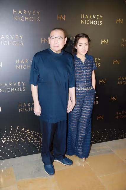 闊太甘比與老公牽手亮相!一襲藍色鏤空連體褲身姿妖嬈,膚色白皙氣質端莊,網友:氣場好強