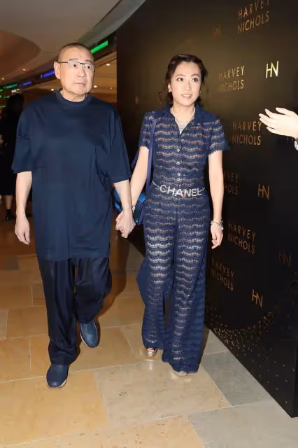 闊太甘比與老公牽手亮相!一襲藍色鏤空連體褲身姿妖嬈,膚色白皙氣質端莊,網友:氣場好強