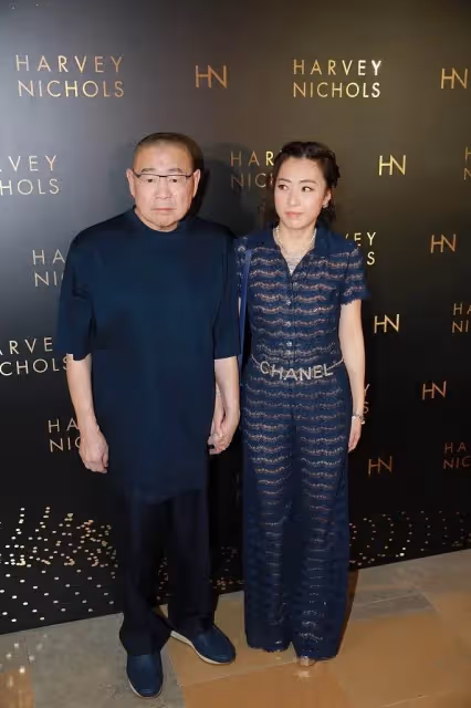 闊太甘比與老公牽手亮相!一襲藍色鏤空連體褲身姿妖嬈,膚色白皙氣質端莊,網友:氣場好強