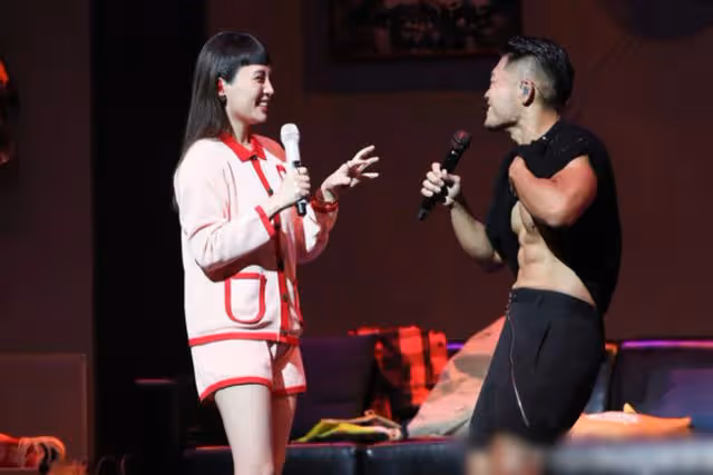 李玖哲與已婚女星太親密,當眾被脫衣後貼臉大笑,日籍老婆未露面