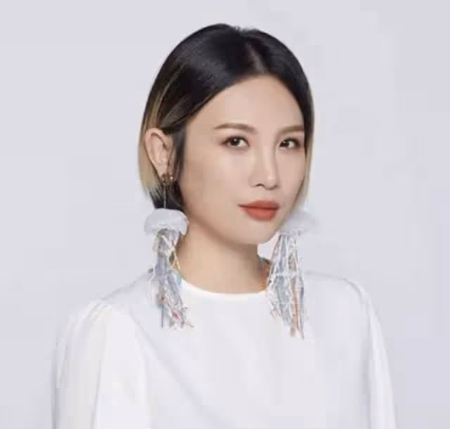 李玖哲與已婚女星太親密,當眾被脫衣後貼臉大笑,日籍老婆未露面