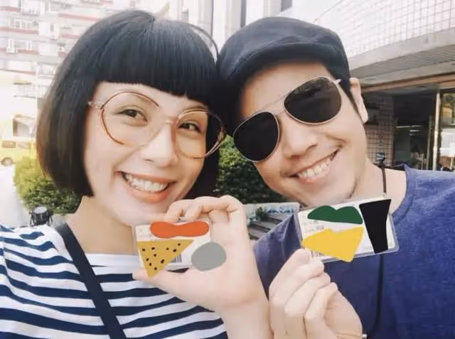 李玖哲與已婚女星太親密,當眾被脫衣後貼臉大笑,日籍老婆未露面