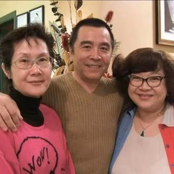 結婚48年,TVB75歲老戲骨穿合照印花T恤秀恩愛,陪太太戰勝大腸癌