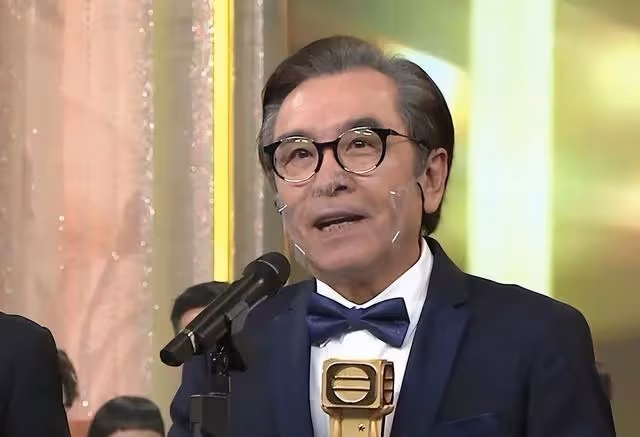 結婚48年,TVB75歲老戲骨穿合照印花T恤秀恩愛,陪太太戰勝大腸癌