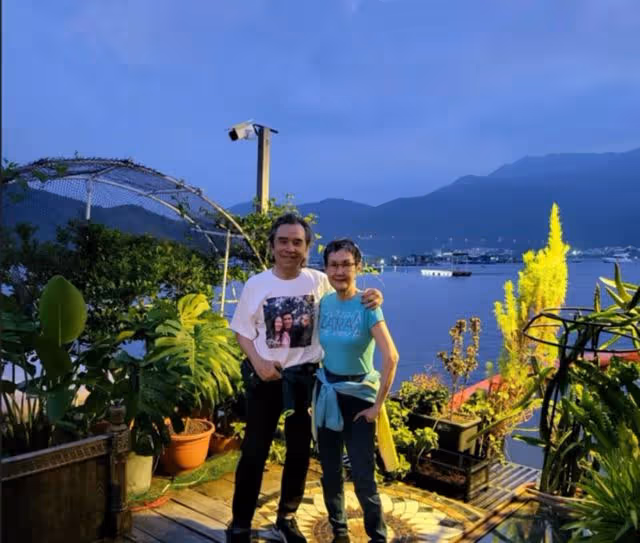 結婚48年,TVB75歲老戲骨穿合照印花T恤秀恩愛,陪太太戰勝大腸癌
