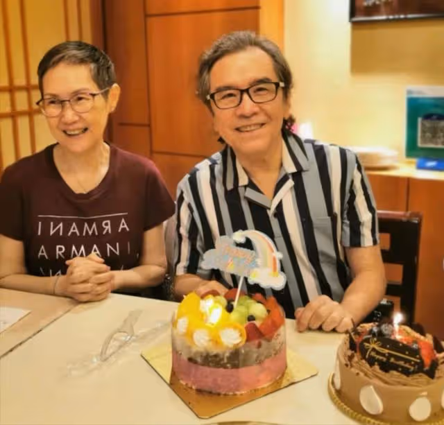結婚48年,TVB75歲老戲骨穿合照印花T恤秀恩愛,陪太太戰勝大腸癌