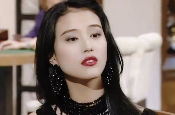 她是全香港男人的夢想，因生病不敢要孩子，現在53歲依舊風韻猶存