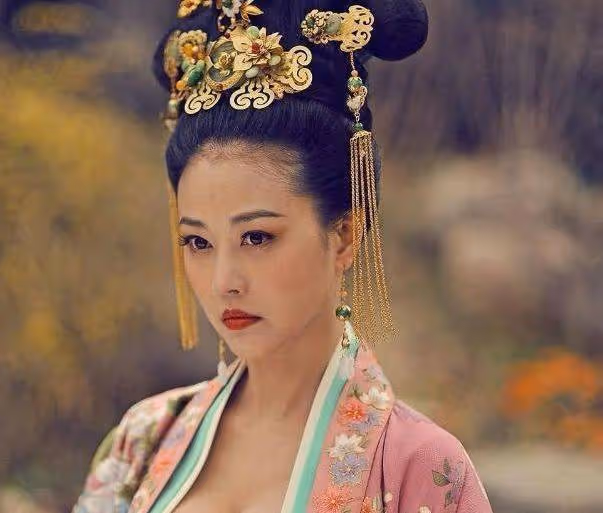 她是全香港男人的夢想,因生病不敢要孩子,現在53歲依舊風韻猶存