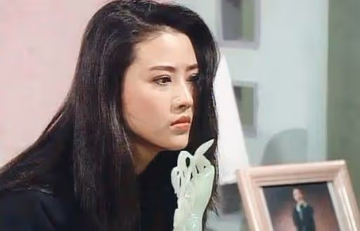 她是全香港男人的夢想,因生病不敢要孩子,現在53歲依舊風韻猶存