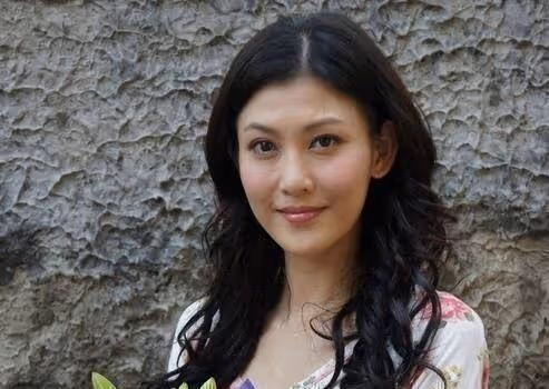 她替父還債17歲出道，賣力拍戲賺足八千萬，卻情路坎坷至今單身