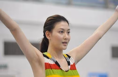 她替父還債17歲出道，賣力拍戲賺足八千萬，卻情路坎坷至今單身
