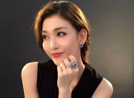 她替父還債17歲出道，賣力拍戲賺足八千萬，卻情路坎坷至今單身