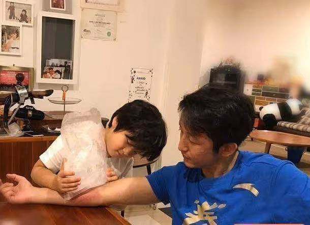 看看拳王鄒市明家,庭院裡還有小籃球框,親自幫老婆洗頭太有愛了