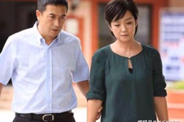 她離婚後帶24億嫁給張嘉譯，如今一家三口其樂融融！