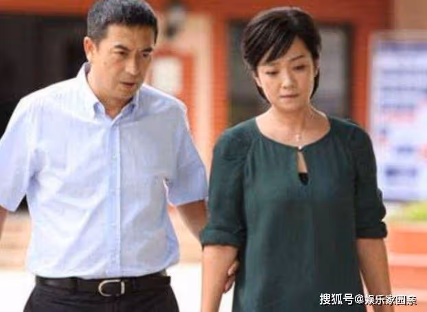 她離婚後帶24億嫁給張嘉譯,如今一家三口其樂融融!