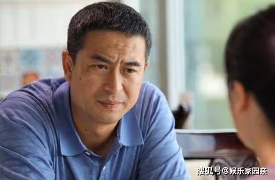 她離婚後帶24億嫁給張嘉譯,如今一家三口其樂融融!