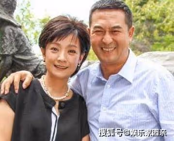 她離婚後帶24億嫁給張嘉譯,如今一家三口其樂融融!