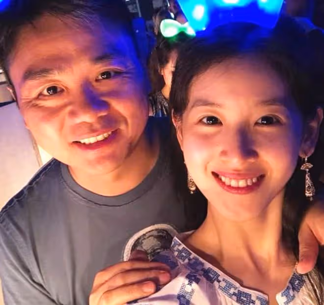 章澤天疑似懷二胎!挺巨肚陪大19歲老公逛超市,表現親密恩愛如初