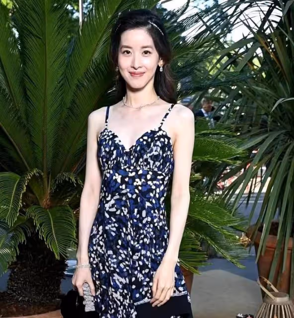 章澤天疑似懷二胎!挺巨肚陪大19歲老公逛超市,表現親密恩愛如初