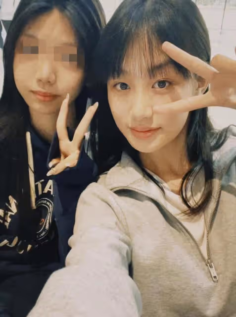 港星吳啟華深圳買房定居，13歲女兒卻在長春上學，一年學費20萬